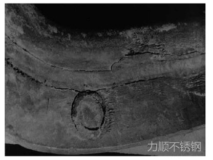 使用在硫酸酸洗液中的AISI316鉤具，其焊縫周圍發(fā)生的晶間腐蝕