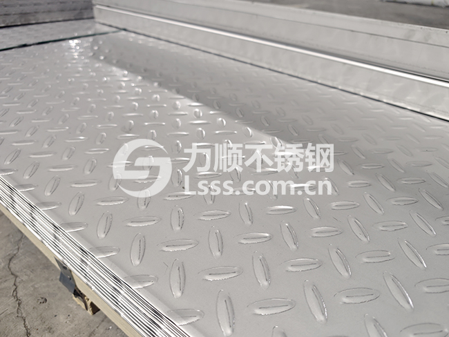 不銹鋼樓梯踏步 防滑平臺 3m